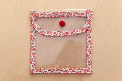 Necessarie pequena ou porta lacinhos - floral branco com flor vermelha