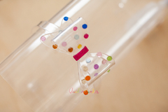 Tiara em acrílico: Laço lateral G transparente glitter