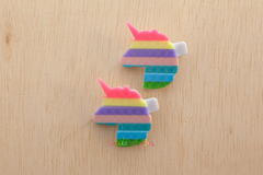 Presilha em acrílico: Unicórnio pop it candy