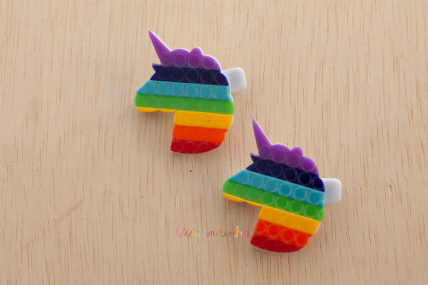 Presilha em acrílico: Unicórnio pop it colors