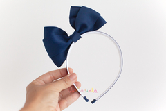 Tiara laço em pé G azul marinho