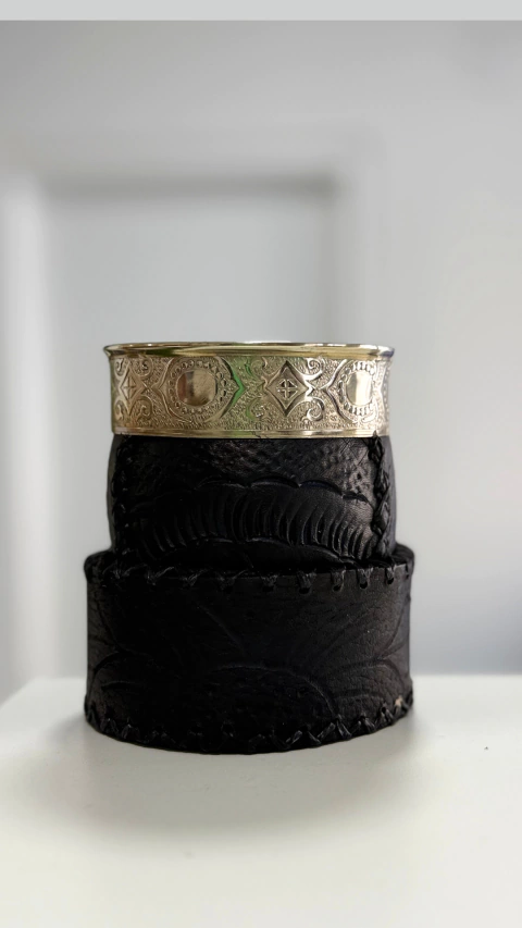 MATE IMPERIAL REPUJADO CON BASE DE CUERO COLOR NEGRO - comprar online