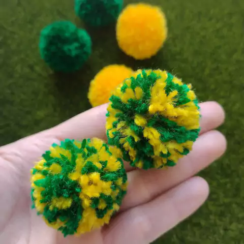 Par de Pompons Brasil 03