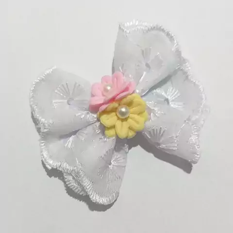 Laço G Branco Bordado e Flores