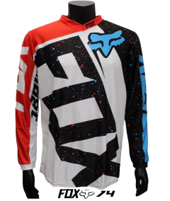 Jersey FOX blanco con rojo, azul y negro, diseño salpicado frontal y logo FOX azul claro sobre el pecho