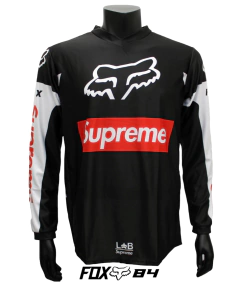 Jersey FOX negro con detalles blancos y logo Supreme rojo, diseño urbano para motocross o uso casual.

