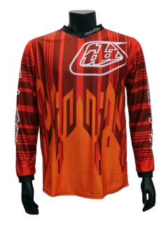 Jersey Troy Lee Designs en colores rojo y naranja TLD028 para BMX y motocross, con diseño aerodinámico, transpirable y ajuste ergonómico.

