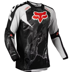 Jersey Fox 180 Karrera 2022 en color negro, ideal para motocross y BMX. Ligero, transpirable y resistente para máximo rendimiento en la pista.