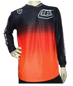 Jersey Troy Lee Designs 21 en color negro y rojo degradado, ideal para BMX y motocross. Diseño ligero, transpirable y resistente.