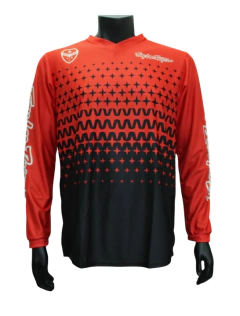 Jersey Troy Lee Designs TLD025 para BMX y motocross en color rojo, con mangas largas y diseño aerodinámico para máximo rendimiento.