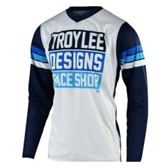 Jersey Troy Lee Designs Race Shop blanco con mangas azul oscuro y franjas celestes, ideal para motocross y BMX.