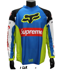 Jersey FOX azul con detalles verde y logo Supreme rojo, diseño urbano para motocross o uso casual.