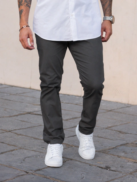 Pantalón chino de gabardina color gris topo modelo Palermo para hombre, combinado con camisa blanca y zapatillas blancas, ideal para un look casual elegante.