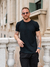 REMERA TIMELESS FITTED CUELLO REDONDO NEGRA - 80Veinte Outfitters | Prendas esenciales que no fallan