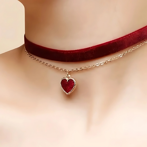 Choker de Veludo Vinho com Corrente Dourada e Pingente de Coração Vermelho
