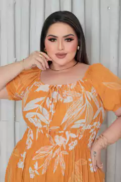 Pré Venda - Vestido Plus Size Longo com Lastex Folhas Coral Luciana - Mi Amore - comprar online