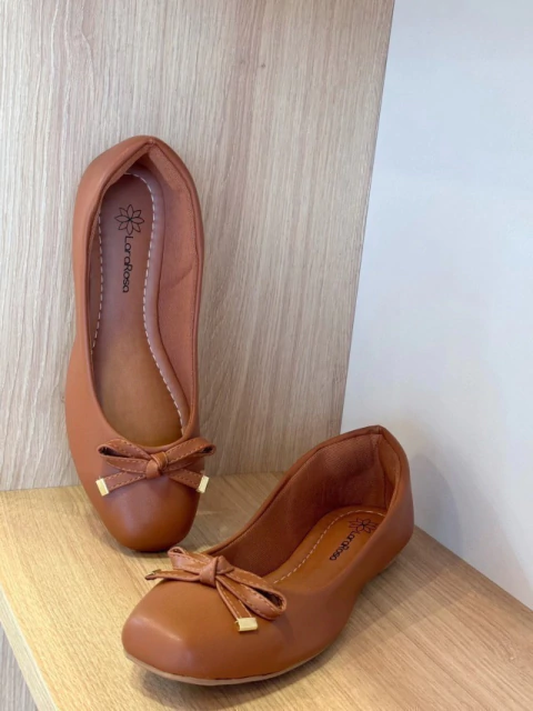 SAPATILHA LISA LAÇINHO CARAMELO BICO QUADRADO