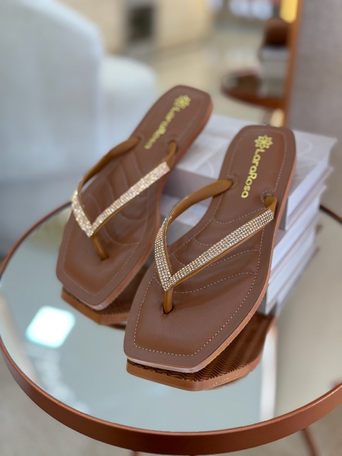 CHINELO RIANA STRASS CARAMELO