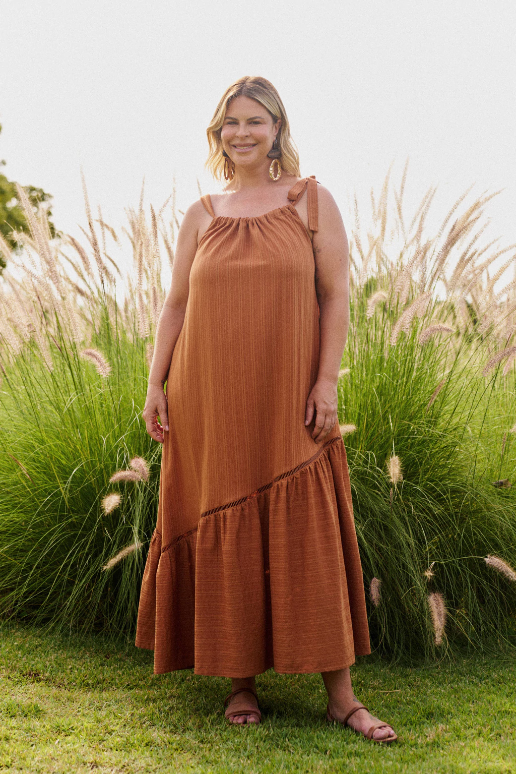 Vestido Longo Liso Jacquard Plus Size Caramelo