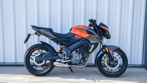 Escape Bajaj Rouser NS 200 ST2