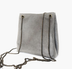 Bolsa tiracolo com corrente na internet
