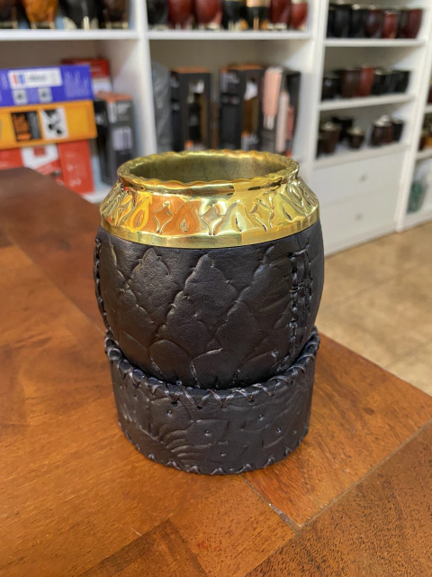 TORPEDO LABRADO CON VIROLA DE BRONCE Y BASE DE CUERO