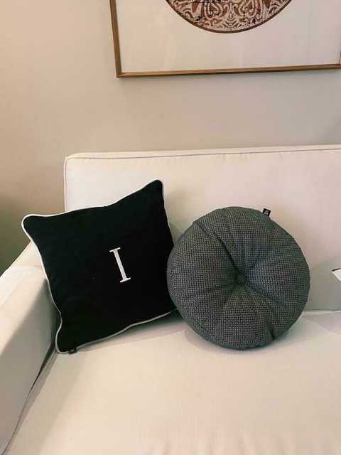 Almofada Personalizada Inicial 45x45cm - Tecido 100% algodão preta com bordado branco