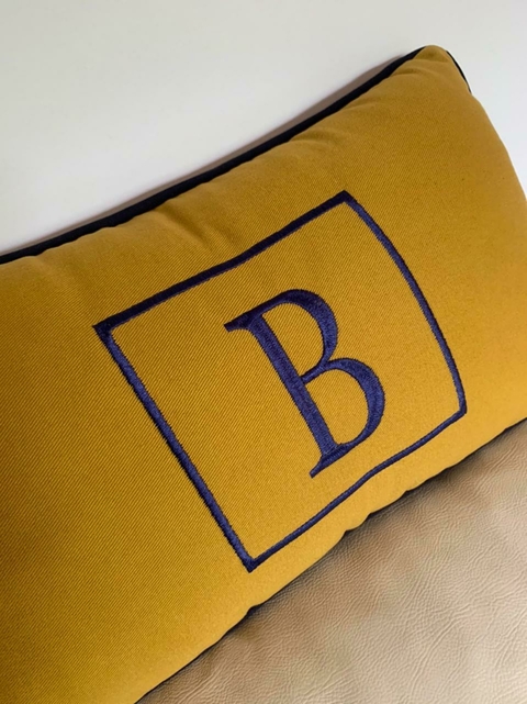 Almofada Personalizada de Inicial 30x50cm - Algodão mostarda com bordado azul