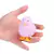 Juguete Shaky Friends Patito rosa con textura antiestrés en la palma de una mano, ideal como fidget toy para niños.