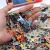 Piezas de rompecabezas de 1000 piezas Viaje al Espacio sostenidas en una mano, mostrando colores y detalles del puzzle.