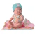 Bebote recién nacido articulado de Divertoys New Born, con gorrito celeste, body colorido y pulsera de identificación, sentado sobre una manta rosa.