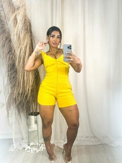 Macaquinho empina bumbum em bengaline com babado na alça - loja online