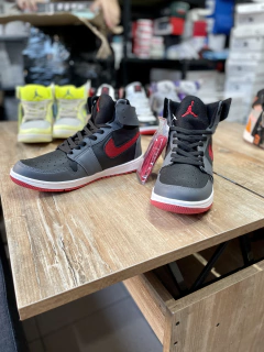 NIKE JORDAN BOTITAS GRIS Y NEGRO PIPA ROJA - comprar online