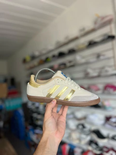 ADIDAS SAMBA BEIGE CON LINEAS DORADAS