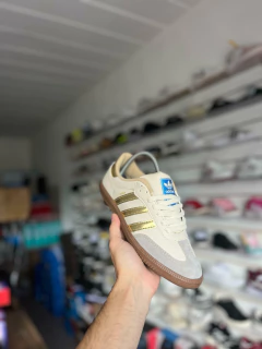 ADIDAS SAMBA BEIGE CON LINEAS DORADAS - comprar online