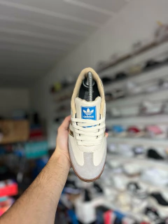 ADIDAS SAMBA BEIGE CON LINEAS DORADAS en internet
