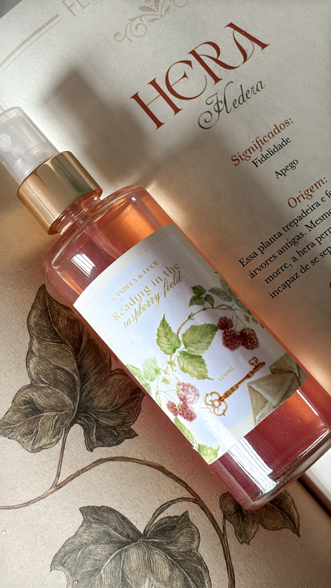 Reading in the raspberry field - Home Spray - comprar online