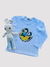 Camiseta blanca de manga larga para bebés con un diseño colorido que dice "It's time for an adventure", acompañada de un muñeco de peluche de conejo.