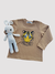 Camiseta de bebé color moca con estampado de tigre, acompañada de un muñeco de peluche blanco.