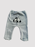 Pantalones largos de bebé en color gris con un tierno estampado de panda durmiendo. media osito de bebe
