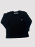 Camiseta negra de manga larga para bebés, con un pequeño logo en el pecho.