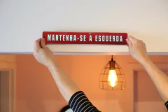 PLACA MANTENHA-SE À ESQUERDA
