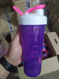 Shaker DESIGN Violeta con Tapa Blanca Agarre Rosa 760ml