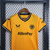 Kit Infantil Wolves I Home 23/24 - Camisa oficial do Wolverhampton para crianças - Conjunto de futebol infantil para torcedores - Ideal para pequenos fãs do futebol - Estilo e conforto para os jovens atletas - Disponível em várias numerações para crianças