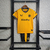 Kit Infantil Wolves I Home 23/24 - Camisa oficial do Wolverhampton para crianças - Conjunto de futebol infantil para torcedores - Ideal para pequenos fãs do futebol - Estilo e conforto para os jovens atletas - Disponível em várias numerações para crianças