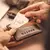 Tarjetero Walden Leather Slide Moca - Verified