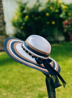 CHAPÉU BRANCO COM LAÇO AZUL