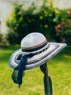 CHAPÉU BRANCO COM LAÇO AZUL na internet