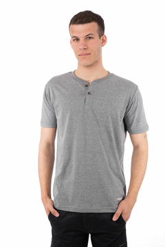 REMERA CON BOTONES