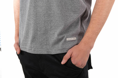 REMERA CON BOTONES en internet